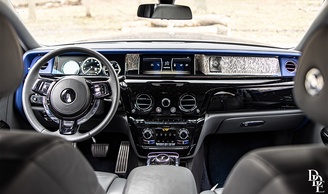 Rolls-Royce Phantom 2024 thumbnail 2